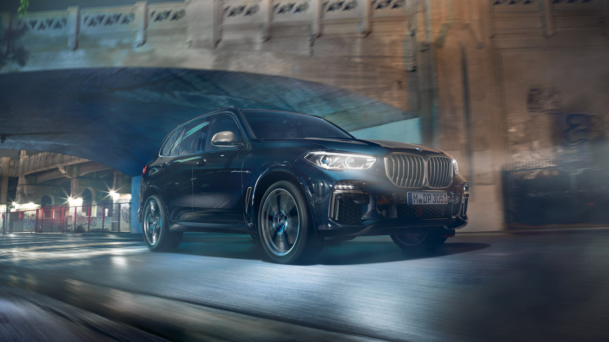 BMW X系列，第四代G05 BMW X5，停放於一棟建築物前方，四分之三車尾視角